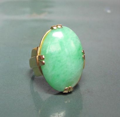   Bague en or jaune 585°/00, sertie d 'un cabochon de jade naturel. Certificat du...