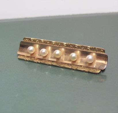   Broche barrette en or jaune 750°/00, sertie de petites perles de culture. 4.70...