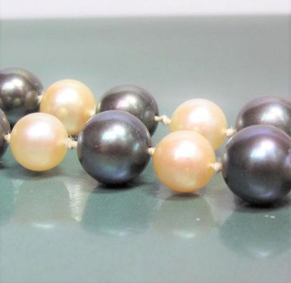   Collier formé de perles de culture blanches et grises de Tahiti diamètre 7.5/9.5...