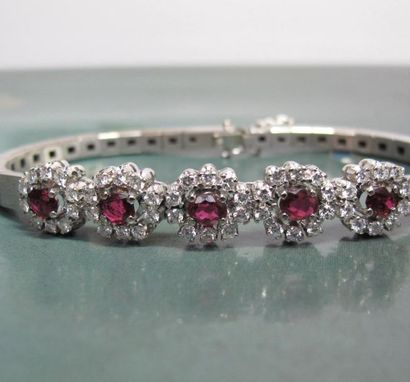   Bracelet en or gris 750°/00 serti de cinq rubis ovales entourés de diamants taille...