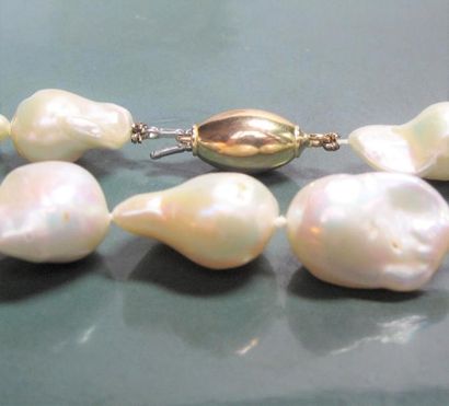   Collier de perles de culture baroques, du japon, 11 mm environ, fermoir olive,...