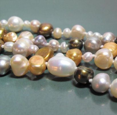   Sautoir de petites perles de culture multicolores. L : 122 cm