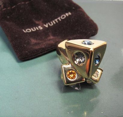 LOUIS VUITTON Bague en métal doré, sertie de cristaux. Signée et numérotée. TDD 54....