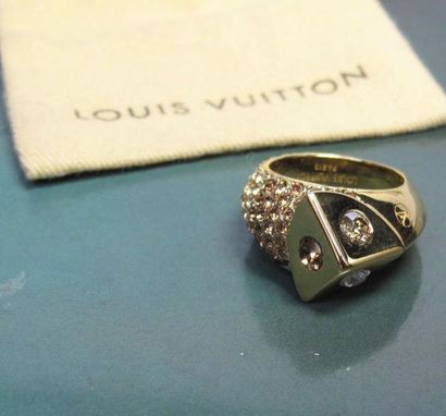 LOUIS VUITTON Bague en métal doré, sertie de cristaux. Signée et numérotée. TDD 53....
