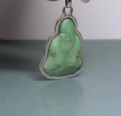   Breloque en or gris 750°/00 sertie d 'un Bouddha en jade vert. 5.50 g. H : 3.7...