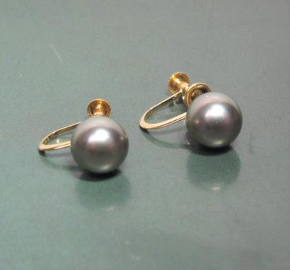   Paire de boucles d'oreilles en or jaune 750°/00, serties chacune d'une perle de...