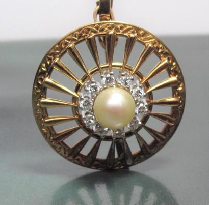   Broche pendentif en or deux tons 585°/00 et platine, repercée, sertie d 'une perle...