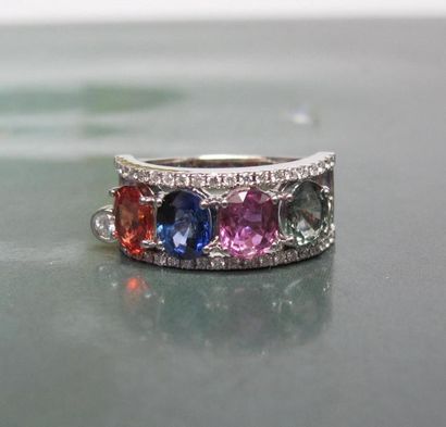   Bague en or gris 750°/00 sertie, d'un saphir, et de saphirs de couleur (3.50 carats...