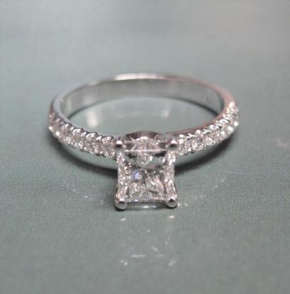   Bague en or gris 750°/00, sertie d 'un diamant princesse de 1.02 carat couleur...
