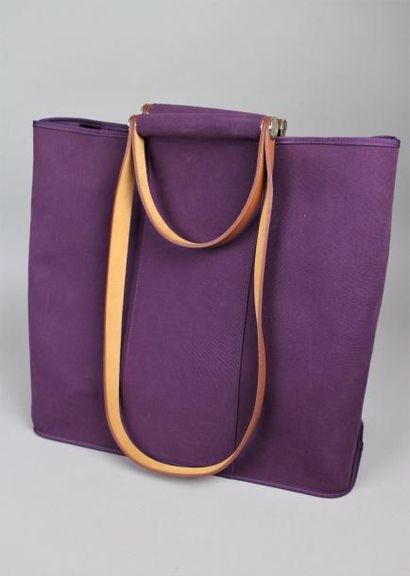 null Hermès

Sac Cabag en toile violette, poignées et anses en cuir naturel. 

Dimensions...