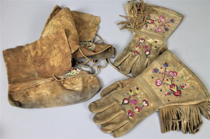 null Une paire de gants et une paire de mocassins en peau brodé (Inuit), daté 21...