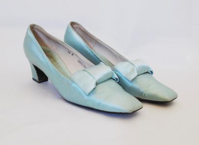 null Christian Dior Souliers, circa 1970
Paire d’escarpins en satin de soie vert...