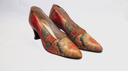 null Peter YAPP Circa 1920
Paire d’escarpins en cuir rouge, noir et or (griffe e...