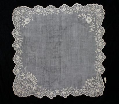 null Mouchoir, XIXème siècle en linon brodé, chiffre et couronne, 0m42 X 0m42