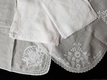 null Lot de 4 mouchoirs, XIXème siècle dont 2 mouchoirs en linon finement brodé,...