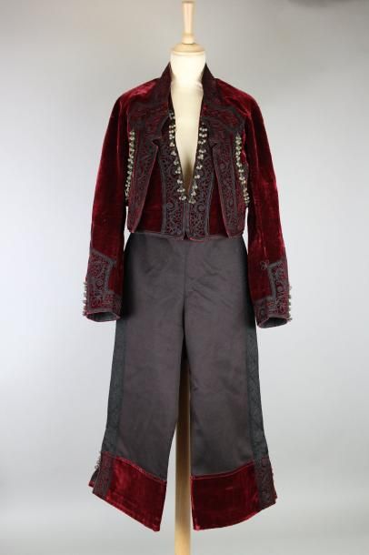 null Costume oriental comprenant un gilet, 1 veste en velours de soie rouge et soutache...
