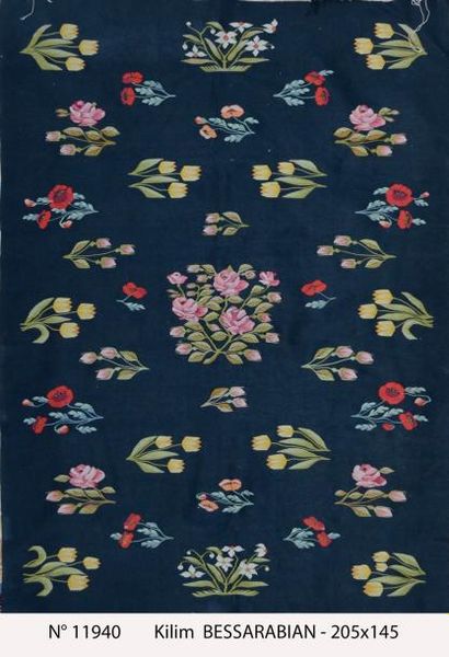 null KILIM Roumain, milieu 20ème siècle Fond noir à semis de bouquets de fleurs en...