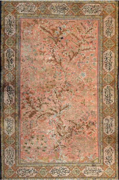 null GHOUM en soie (Iran), vers 1975, Epoque du Shah Champ rose saumoné à décor de...
