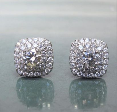 null Paire de boucles d'oreilles en or gris 750°/00,chacune est sertie d'un diamant...
