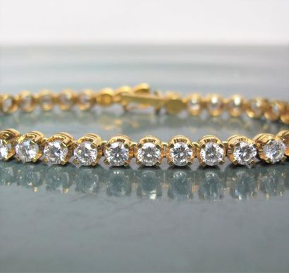 null Bracelet ligne en or jaune 750°/00 serti de diamants taille brillant pour environ...