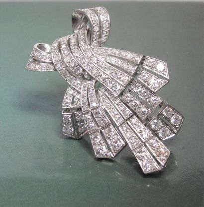   Broche clip ruban noué articulée en platine sertie de diamants demi taille et 8/8....