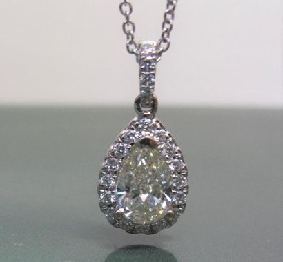 null Fine chaîne maille forçat en or gris 750°/00, et pendentif serti d'un diamant...