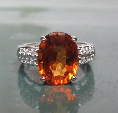 null Bague en or gris 750°/00, sertie d'un grenat orange spessartite ovale de 4.50...