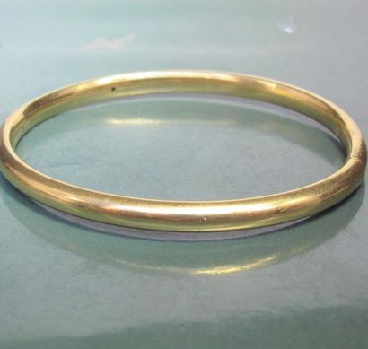   Bracelet rigide ovale en or jaune 750°/00. Ouvrant. 9.40 g
