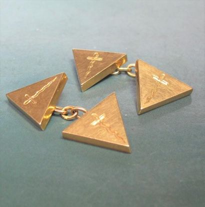   Paire de butons de manchettes triangles en or jaune 750°/00 guillochés à décor...