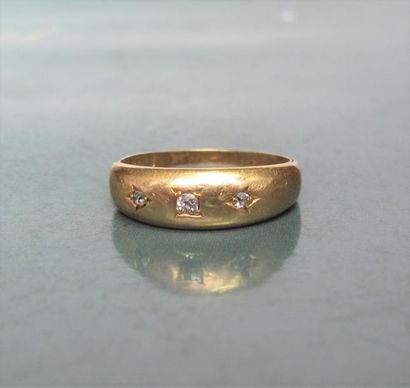   Petite bague en or jaune 750°/00, cloutée de trois petits diamants taille ancienne,...