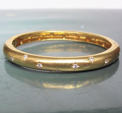 POIRAY PARIS Bracelet rigide ovale en or jaune 750°/00,clouté de diamants taille...