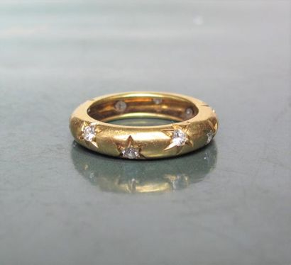   Bague assortie, en or jaune 750°/00, cloutée de diamants taille brillant en serti...