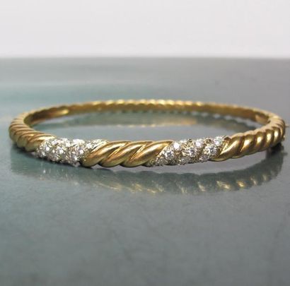 POIRAY PARIS Bracelet rigide ovale torsadé en or jaune 750°/00, serti de diamants...
