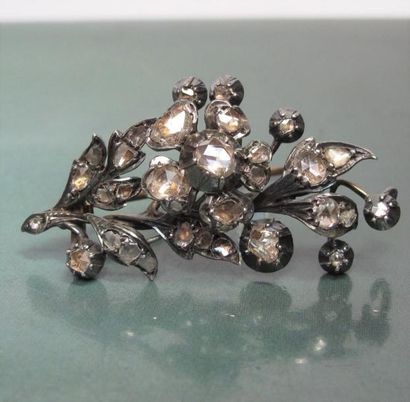   Petite broche fleur ancienne en or 750°/00 et argent 800, sertie de diamants taillés...