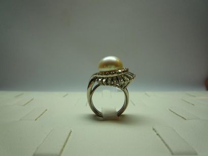   Bague asymétrique en platine , sertie de diamants baguettes et taille brillant...