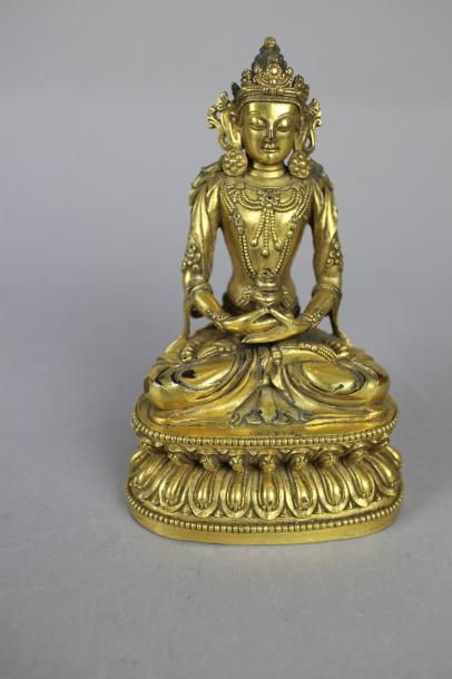 null Bouddha en bronze doré dans la position de médiation, avec coiffe et riche parure....