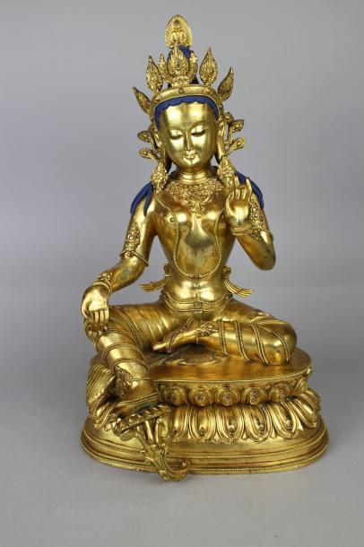 null Bouddha assis en bronze doré dans la position de prise à témoin de la Terre....