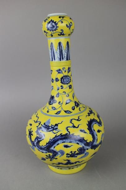 null Chine. Vase en porcelaine de forme Ping à décor bleu de deux dragons et de branchages...