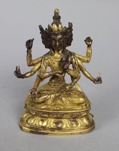 null Bouddha Ushnishavijaya assis (à trois têtes et huit bras) en bronze doré. Chine....