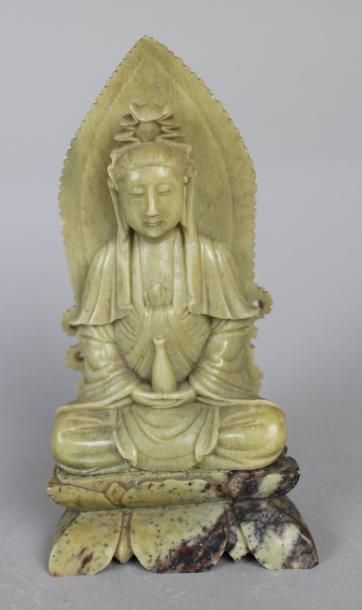 null Bouddha en pierre dure verte, en position de méditation. Sur une base en forme...