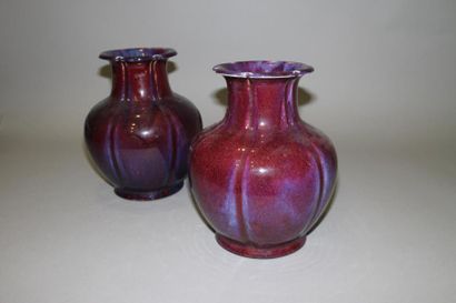 null Chine. Paire de vases en porcelaine couleur sang de boeuf irisé, cols chantournés....