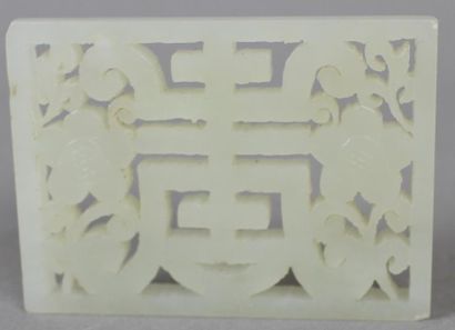 null Plaque rectangulaire en pierre dure blanche (jade ?) à décor ajouré d’une forme...