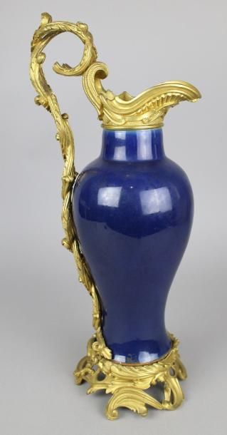 null Chine. Vase en porcelaine bleue à monture en bronze doré de style Louis XV,...
