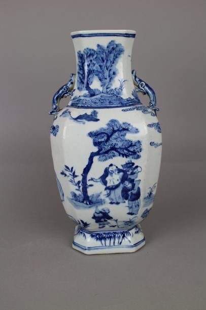 null Grand vase à panse en porcelaine de Chine, base et col à section rectangulaire...