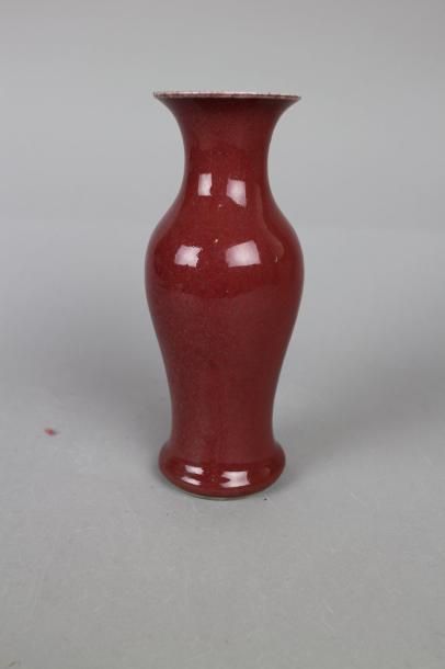 null Vase balustre en porcelaine de Chine couleur sang de bœuf. Haut. : 21 cm
