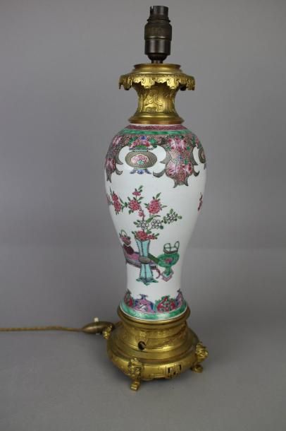 null Chine. Vase balustre en porcelaine, monté en lampe, à décor polychrome de pièces...