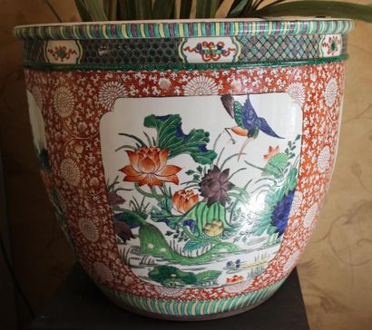 null Cache pot en porcelaine de Chine à décor polychrome d’oiseaux et de fleurs dans...