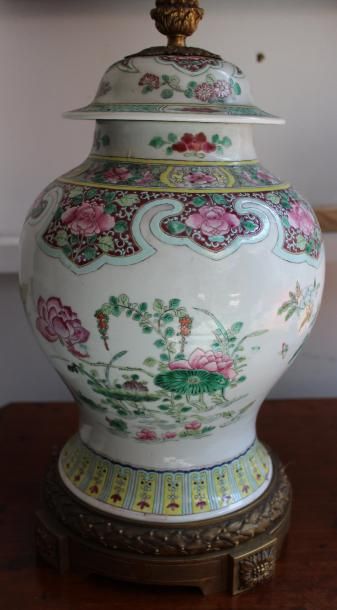 null Lampe potiche couverte en porcelaine de Chine à décor polychrome, monture de...