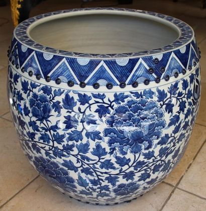 null Cache pot en porcelaine de Chine blanc bleu à décor de feuillage. 52 x 52 c...