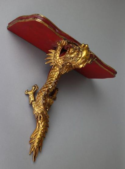 null Petite console d’applique chinoise en bois laqué rouge et doré à décor de dragon....